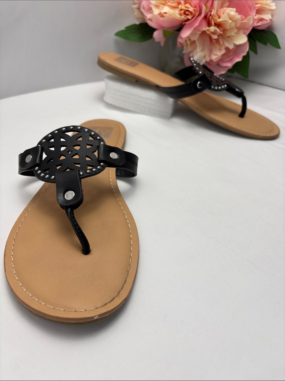Dolce Vita Womens 11 Black Floral Cutout Thong Sandals with Tan Footbed #471